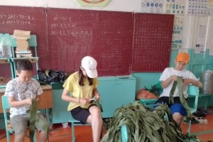 В Астраханской области школьники на каникулах плетут маскировочные сети для СВО