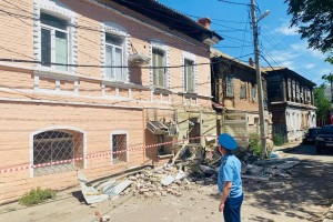 В центре Астрахани у&#160;двухэтажного жилого дома обрушилась крыша