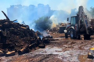 В Астрахани пожарные тушат горящие сухую траву, камыш и мусор