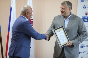 Игорь Бабушкин наградил отличившихся рыбаков Володарского района Астраханской области