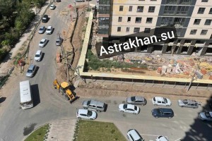 В Астрахани автомобилисты жалуются на постоянный затор на улице Ахшарумова