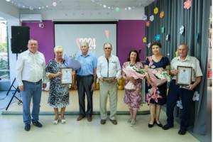 Председатель Думы Астраханской области Игорь Мартынов вручил супругам из Камызяка медали «За любовь и верность»