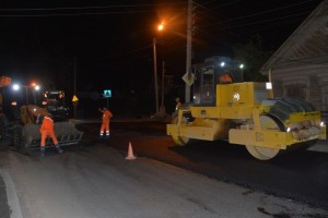 В Астрахани за ночь рабочие положили 600 тонн асфальта