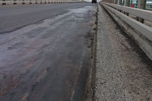 На ремонтируемом мосту в Астрахани заметили опасные моменты