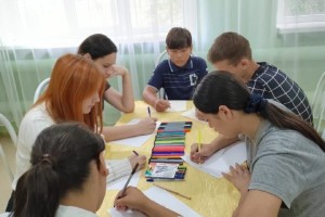 В Астрахани воспитанники реабилитационного центра поддерживают письмами знакомого бойца СВО