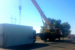 В Астраханской области инспекторы ДПС оказали помощь водителю опрокинувшегося грузовика