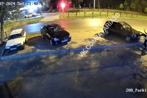 В Астрахани мужчина напал на машину, но проиграл