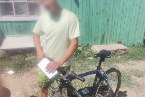 В Астрахани мужчина украл у доверчивой женщины велосипед