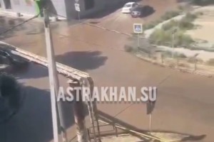 В Астрахани произошла масштабная коммунальная авария на улице Ботвина