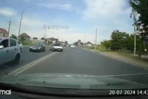 На камеру видеорегистратора попала странная авария в Астрахани
