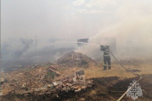 В Астрахани полыхает сухостой в садовом товариществе «Факел»