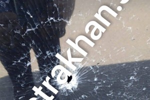 В Астрахани камень разбил стекло «синего» автобуса