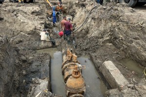 В Астрахани завершается ремонт трубы, по которой  вода пойдет на Бабаевского и не только