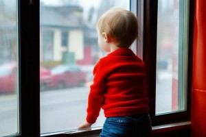 Астраханцев призывают не оставлять детей возле открытых окон и&#160;балконов