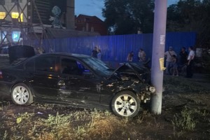В Астрахани после аварии в салоне автомобиля зажало человека