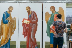 Палехские мастера написали более 100 икон для нового храма в Астрахани