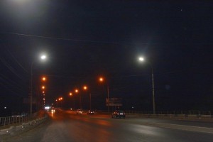 На Новом мосту в Астрахани меняют старые светильники