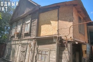 В Астрахани обнаружили «падающий» деревянный дом