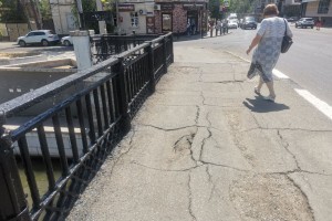 «Ноги можно переломать»: астраханцы жалуются на состояние моста в центре города