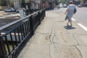 &#171;Ноги можно переломать&#187;: астраханцы жалуются на состояние моста в&#160;центре города