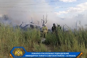 В Астрахани горит нежилой дом