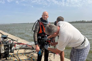 В Астрахани водолазы помогли коммунальщикам