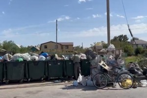 В Астрахани на улице Безжонова в очередной раз образовалась несанкционированная свалка