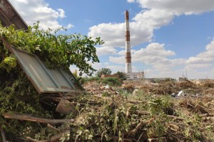 В микрорайоне Бабаевского астраханец на грузовике устроил настоящую свалку