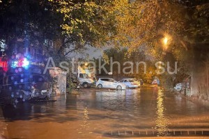 Во дворе возле крупного ЖК в Астрахани образовалось стихийное «озеро»