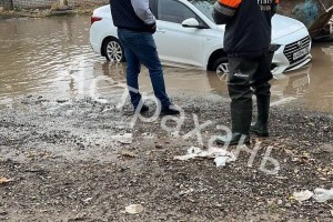 В Астрахани машина утонула в&#160;глубокой яме