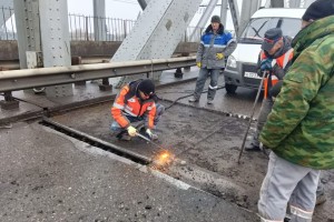 В Астрахани на Старом мосту ремонтируют деформационные швы