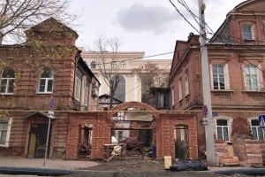 В Астрахани восстановили арку в старинной усадьбе, пострадавшую от коммунальщиков