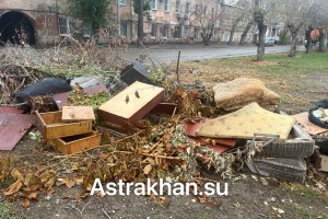 В Астрахани устроили свалку прямо на набережной городского канала