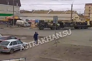 В Астраханской области заметили колонну с трофейной военной техникой