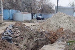 Астраханцы жалуются, что не могут подъехать к&#160;своей девятиэтажке из-за перекопанных дорог