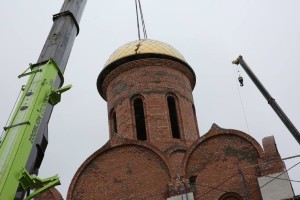 В Астрахани на храм Александра Невского установили центральный купол