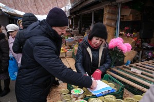 На астраханском рынке выписывали штрафы за нелегальную торговлю