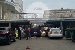 Новый автобус застрял под мостом в самом центре Астрахани