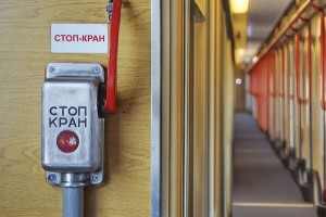 Пенсионер из Сургута остановил поезд, зацепившись за&#160;поручни