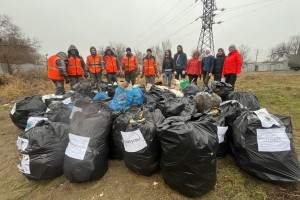 Около 100 кг мусора вблизи железной дороги собрали астраханские железнодорожники и&#160;экоактивисты&#160;