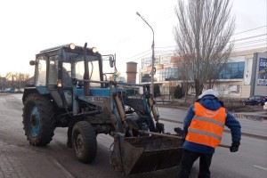 В Астрахани коммунальщики активно чистят улицы