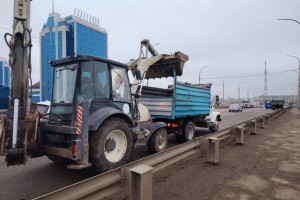 В Астрахани коммунальщики очищают Новый мост от&#160;грязи