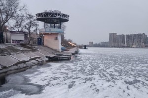 В Астрахани спецтехника очищает дороги от&#160;снега