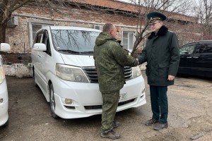 Сотрудники астраханской таможни передали бойцам СВО конфискованный минивэн