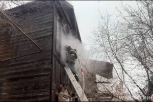 В Астрахани пожарные тушат жилой&#160;дом