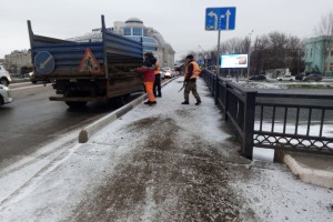 В Астрахани коммунальщики борются с&#160;гололедом и&#160;легким снегом