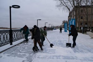 На закрытой Комсомольской набережной приступили к замене поврежденных элементов