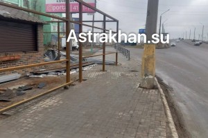 На одной из астраханских улиц тротуар стал заметно уже