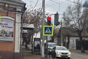 В Астрахани светофор не видно из-за дорожного знака