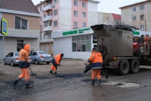 В Астрахани занимаются ямочным ремонтом дорог